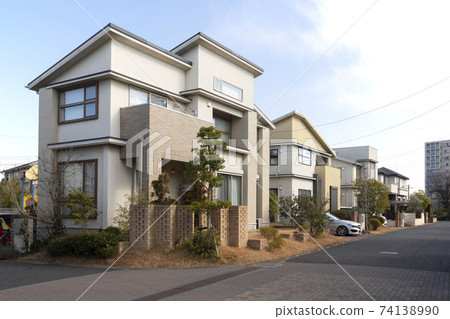 日式居住區，帶花園的獨棟房屋，晴天的公寓區，安靜的居住區 74138990