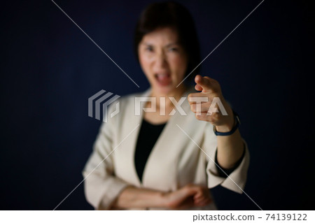 Image of a female boss scolding her subordinates 74139122