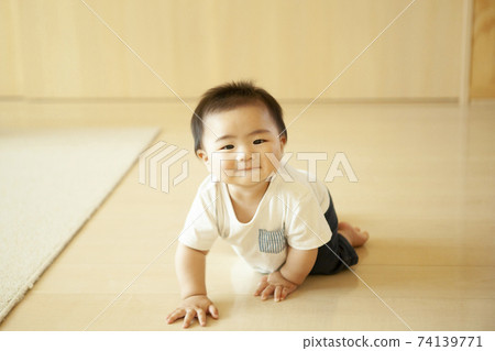 嬰兒在客廳裡徒步旅行 74139771