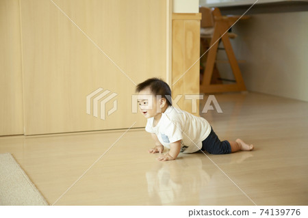 嬰兒在客廳裡徒步旅行 嬰兒在客廳裡徒步旅行 74139776