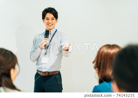 一個男人在研討會上講話 74143235