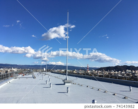 在陽光明媚的一天的公寓屋頂 在陽光明媚的一天的公寓屋頂 74143982