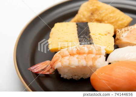 握壽司在黑色印版上 握壽司在黑色印版上 74144656