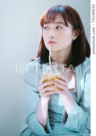 穿著睡衣的年輕女子在家喝冰沙 穿著睡衣的年輕女子在家喝冰沙 74146639