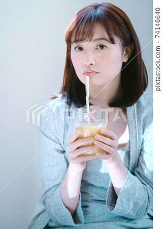 穿著睡衣的年輕女子在家喝冰沙 穿著睡衣的年輕女子在家喝冰沙 74146640