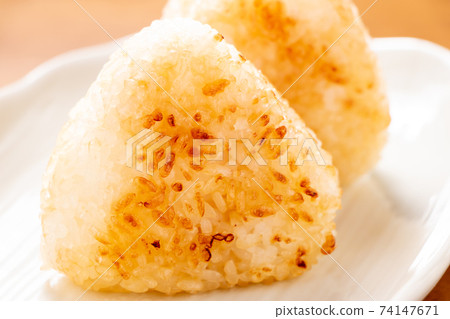 烤飯糰。 74147671