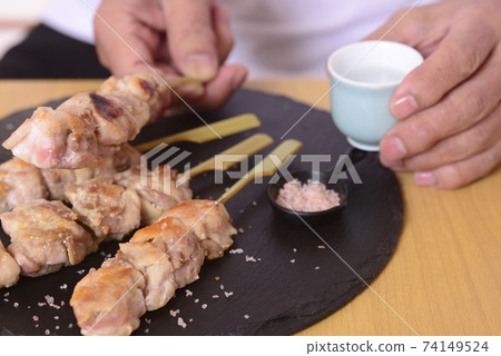 清酒和烤雞肉串在老年人手中 74149524