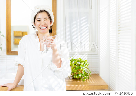 Young woman drinking water in the morning 74149799