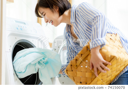 Woman doing the laundry 74150070