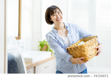 Woman doing the laundry 74150071