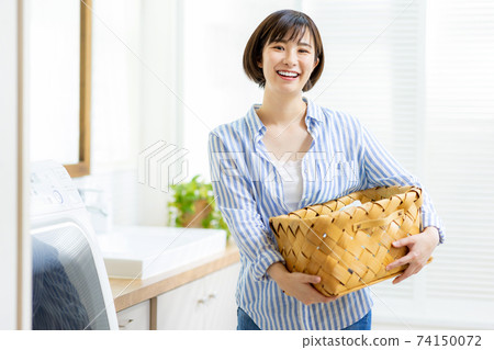 Woman doing the laundry 74150072