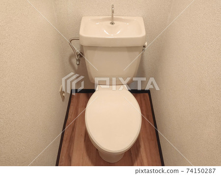 Old type toilet 74150287