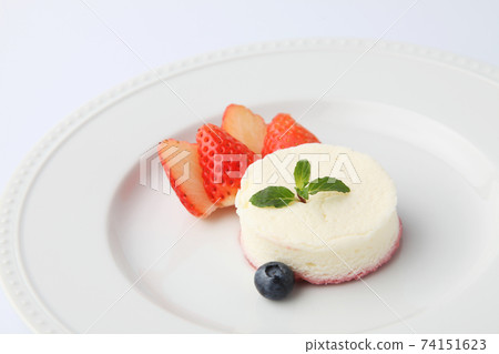Rare cheesecake strawberry and blueberry white background Rare cheesecake strawberry and blueberry white background 74151623