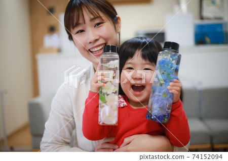 Parents and children who make herbarium by hand 74152094