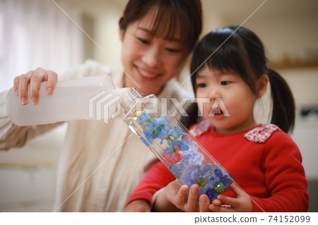 手工製作植物標本室的父母和孩子 74152099