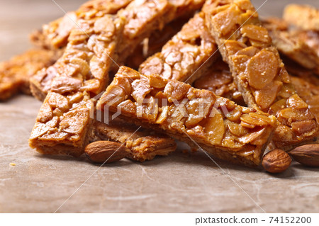 Crispy cookies with honey and almonds Crispy cookies with honey and almonds 74152200