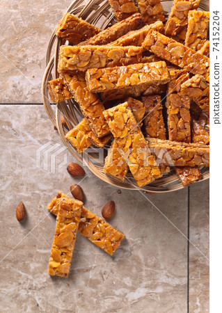 Crispy cookies with honey and almonds Crispy cookies with honey and almonds 74152204