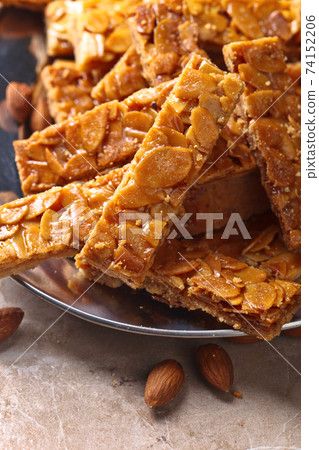 Crispy cookies with honey and almonds 74152206