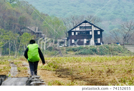 山間小屋即將來臨 山間小屋即將來臨 74152655