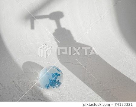 消毒劑和大地。預防新冠狀病毒（COVID-19）和傳染病的預防措施圖片。 74153321