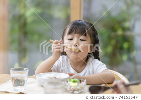 6歲女孩吃咖哩 74153547