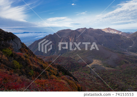 山的秋葉和藍天 74153553