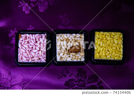 Delicious gangjeongs with grains, starch syrup, sesame, and nuts, 74154406