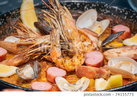 Delicious roated shrimps with lettuce and lemon 74155773