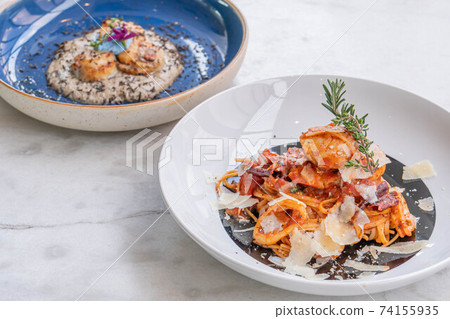 Spaghetti with prawns, sea scallops and parmesan 74155935