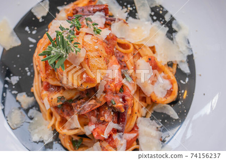 Spaghetti with prawns, sea scallops and parmesan 74156237