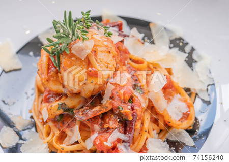 Spaghetti with prawns, sea scallops and parmesan 74156240