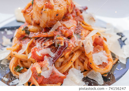 Spaghetti with prawns, sea scallops and parmesan 74156247
