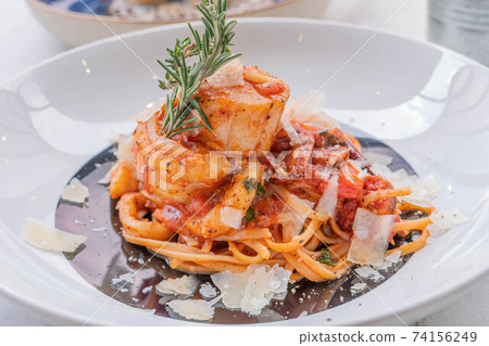 Spaghetti with prawns, sea scallops and parmesan 74156249