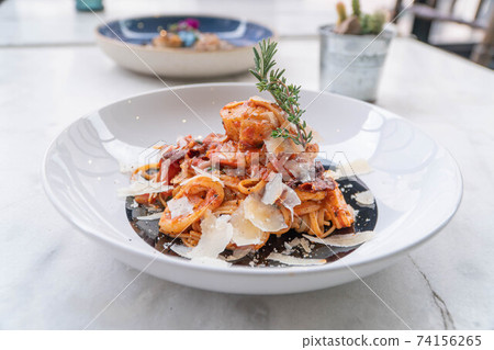 Spaghetti with prawns, sea scallops and parmesan 74156265