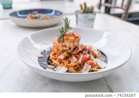 Spaghetti with prawns, sea scallops and parmesan 74156267