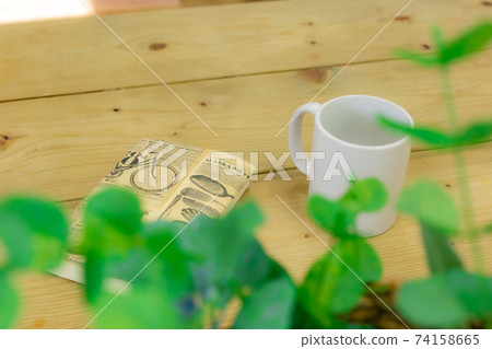 Table photo 74158665