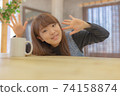 一個女人帶著微笑 74158874