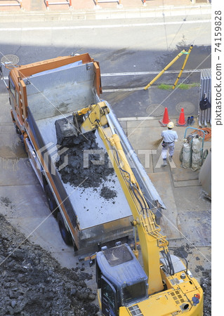 施工現場地基工程從開挖工程中進行土石方工程 施工現場地基工程從開挖工程中進行土石方工程 74159828