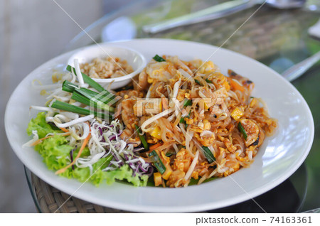 noodle ,stir fried noodles 74163361