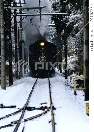 Steam locomotive going on a snowy road ... SL Taiki / C11-325 74167776