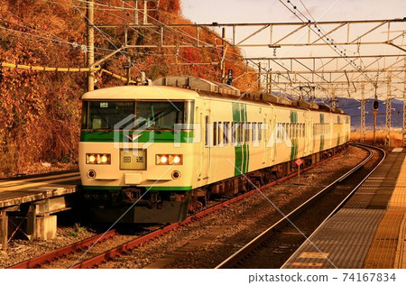 JNR limited express approaching the end ... Izu dancer, limited express "Odoriko" 185 series 74167834