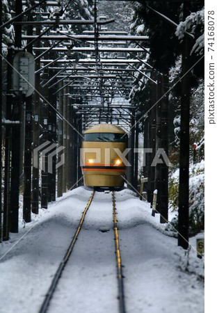 "Limited Express Spacia / Nikko" that runs fast on the Kinugawa Line on the snowy road "Limited Express Spacia / Nikko" that runs fast on the Kinugawa Line on the snowy road 74168078