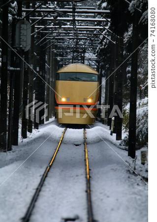 "Limited Express Spacia / Nikko" that runs fast on the Kinugawa Line on the snowy road "Limited Express Spacia / Nikko" that runs fast on the Kinugawa Line on the snowy road 74168080