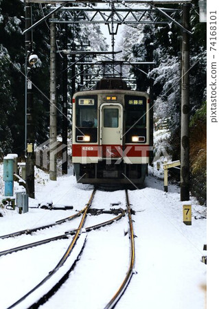 Run on the Kinugawa line on the snowy road ... 6050 series train Run on the Kinugawa line on the snowy road ... 6050 series train 74168101
