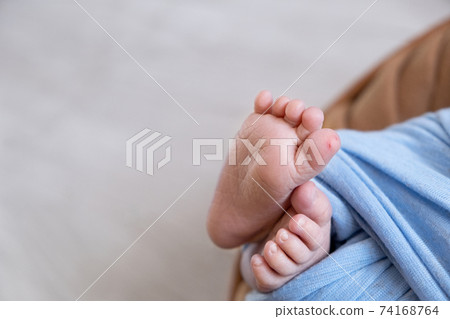 Newborn 74168764