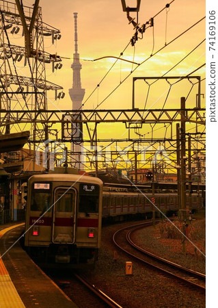 通勤列車10000系列夕陽染上的天空樹和不銹鋼車廂 通勤列車10000系列夕陽染上的天空樹和不銹鋼車廂 74169106