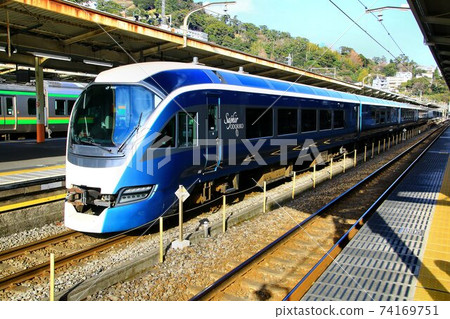 乘坐豪華特快車前往伊豆...特快車“ Safir Odoriko” E261系列 乘坐豪華特快車前往伊豆...特快車“ Safir Odoriko” E261系列 74169751