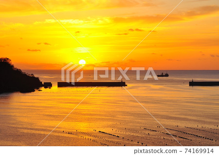 Sunrise, Sanriku coast, dawn of Ofunato Bay, the sun rising from the Pacific Ocean 74169914