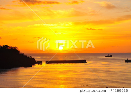 Sunrise, Sanriku coast, dawn of Ofunato Bay, the sun rising from the Pacific Ocean 74169916