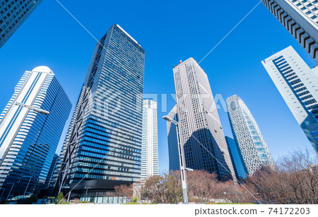 抬頭看著東京西新宿的建築物 抬頭看著東京西新宿的建築物 74172203